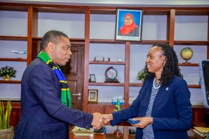 Waziri wa Fedha, Mhe. Dkt. Mwigulu Lameck Nchemba Madelu (Mb), akisalimiana na Naibu Afisa Mtendaji Mkuu wa Shirika la Changamoto za Milenia (Millennium Challenge Corporation-MCC), Bi. Chidi Blyeden, walipokutana na kufanya mazungumzo na ujumbe wa Shirika hilo kuhusu namna Tanzania itakavyotekeleza na kunufaika na mpango wa ruzuku zinazolenga kusaidia mageuzi ya kisera na kitaasisi ili kutatua vikwazo vya ukuaji uchumi (Threshold Programs), mazungumzo hayo yamefanyika katika Ofisi za Hazina Ndogo, Jijini Dar es Salaam. Kikao hicho kilihudhuriwa pia na Balozi wa Tanzania nchini Marekani, Dkt. Elsie Kanza na Mwakilishi wa Tanzania wa Mradi wa MCC Dkt. Hamisi Mwinyimvua