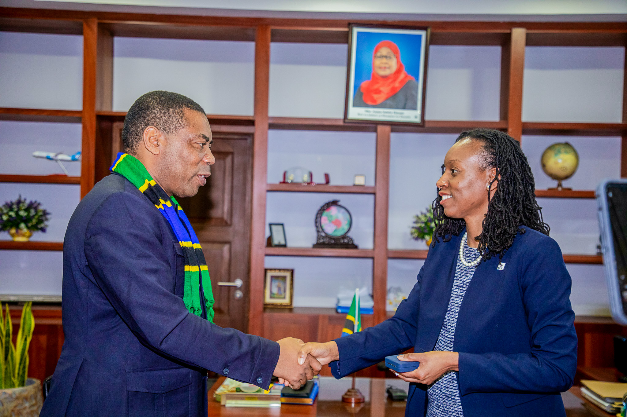 Waziri wa Fedha, Mhe. Dkt. Mwigulu Lameck Nchemba Madelu (Mb), akisalimiana na Naibu Afisa Mtendaji Mkuu wa Shirika la Changamoto za Milenia (Millennium Challenge Corporation-MCC), Bi. Chidi Blyeden, walipokutana na kufanya mazungumzo na ujumbe wa Shirika hilo kuhusu namna Tanzania itakavyotekeleza na kunufaika na mpango wa ruzuku zinazolenga kusaidia mageuzi ya kisera na kitaasisi ili kutatua vikwazo vya ukuaji uchumi (Threshold Programs), mazungumzo hayo yamefanyika katika Ofisi za Hazina Ndogo, Jijini Dar es Salaam. Kikao hicho kilihudhuriwa pia na Balozi wa Tanzania nchini Marekani, Dkt. Elsie Kanza na Mwakilishi wa Tanzania wa Mradi wa MCC Dkt. Hamisi Mwinyimvua